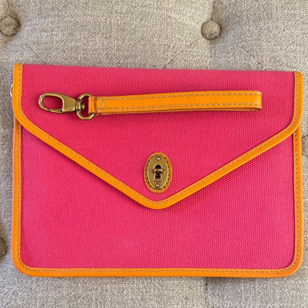 NWT, Fossil vintage tech turnlock wristlet/pouch  in flamingo pink.